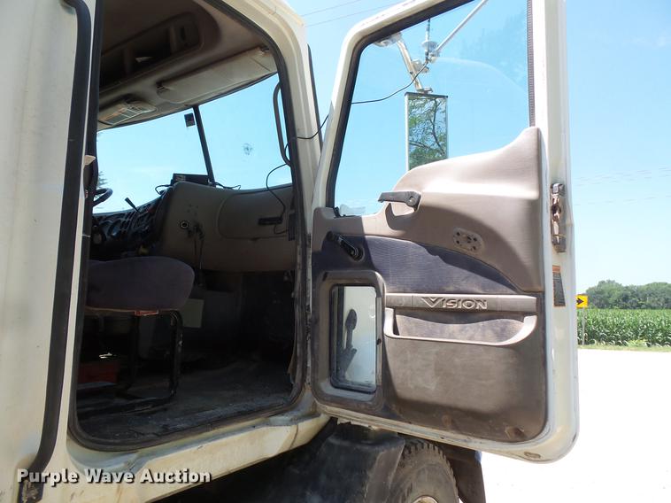 image for item DV9445 2005 Mack CXN613 semi truck