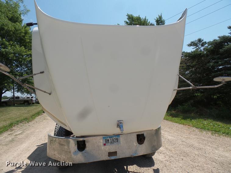 image for item DV9445 2005 Mack CXN613 semi truck