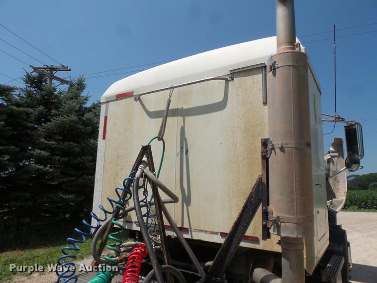 image for item DV9445 2005 Mack CXN613 semi truck