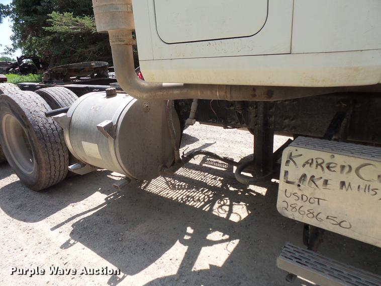 image for item DV9445 2005 Mack CXN613 semi truck