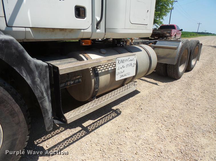 image for item DV9445 2005 Mack CXN613 semi truck