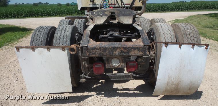 image for item DV9445 2005 Mack CXN613 semi truck