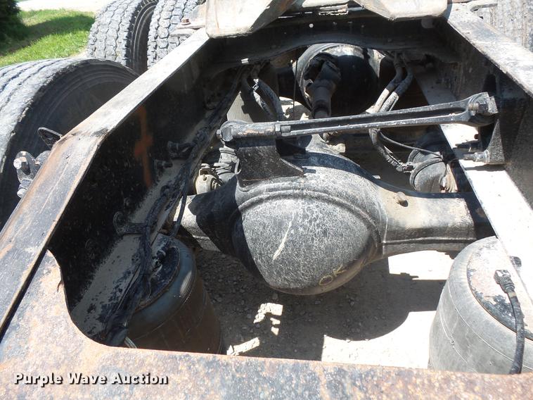 image for item DV9445 2005 Mack CXN613 semi truck