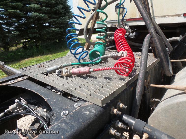 image for item DV9445 2005 Mack CXN613 semi truck