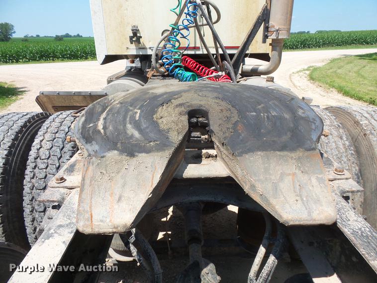 image for item DV9445 2005 Mack CXN613 semi truck