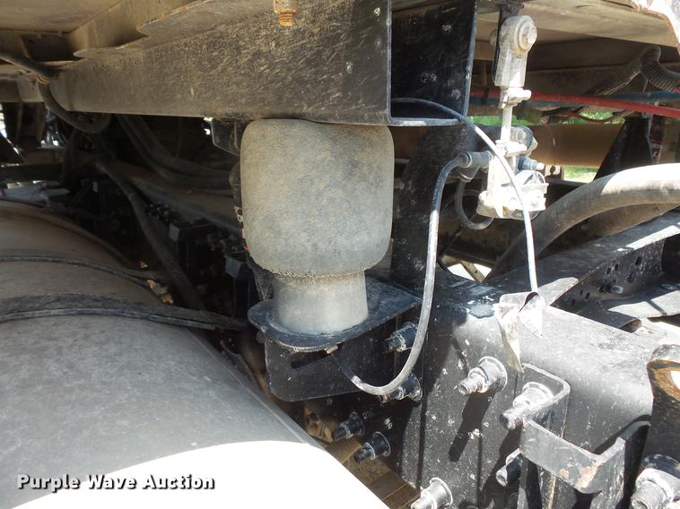 image for item DV9445 2005 Mack CXN613 semi truck