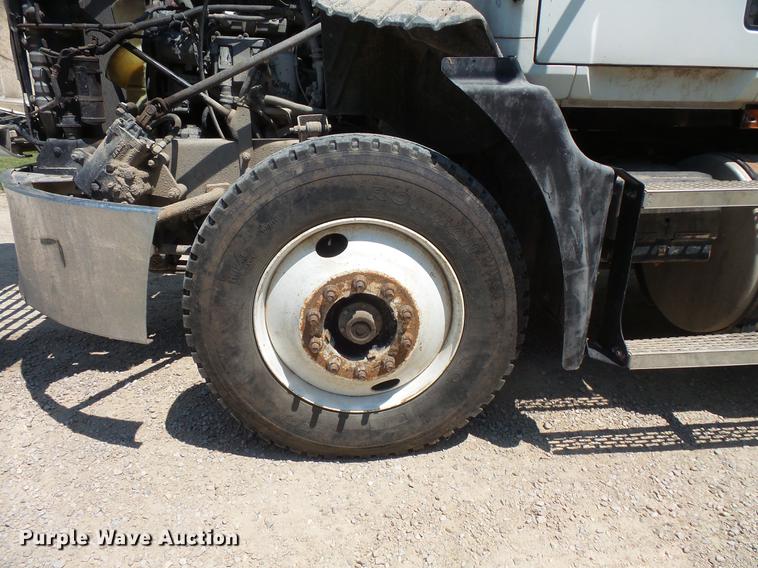 image for item DV9445 2005 Mack CXN613 semi truck