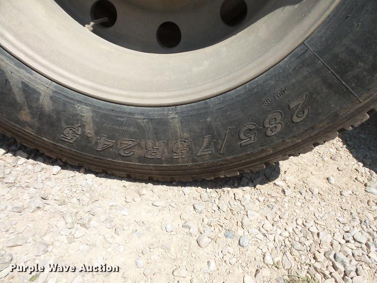 image for item DV9445 2005 Mack CXN613 semi truck