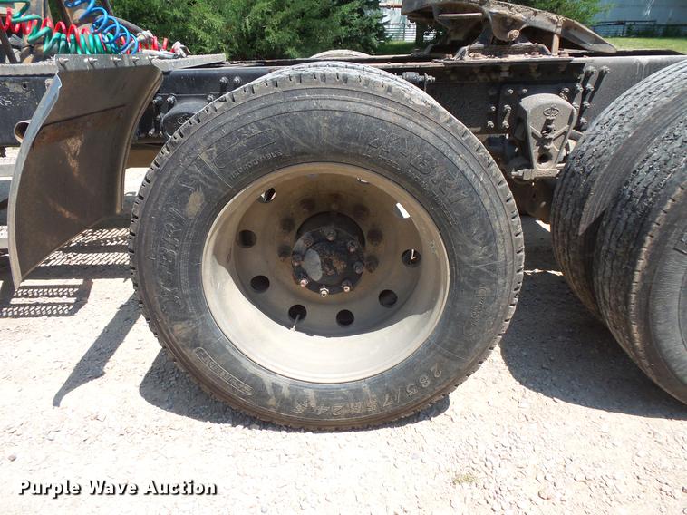 image for item DV9445 2005 Mack CXN613 semi truck