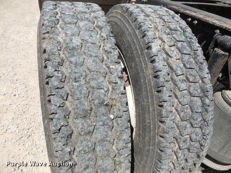 image for item DV9445 2005 Mack CXN613 semi truck