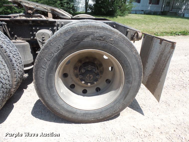 image for item DV9445 2005 Mack CXN613 semi truck