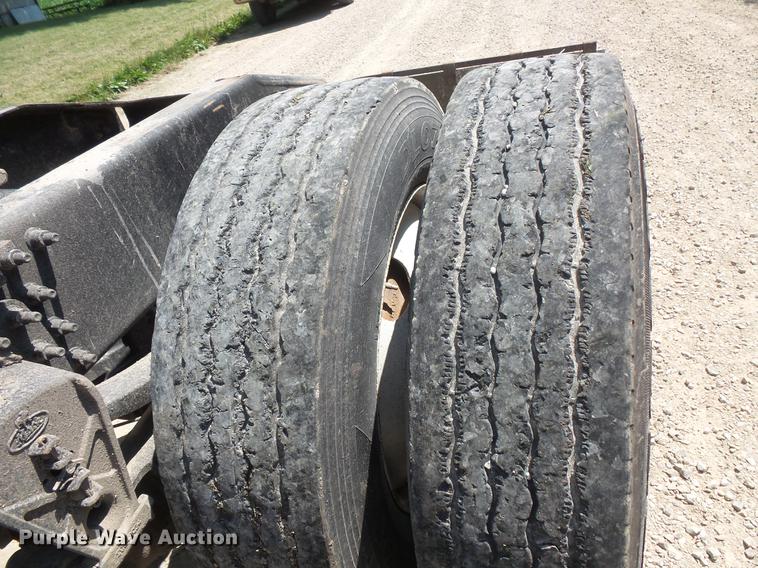 image for item DV9445 2005 Mack CXN613 semi truck