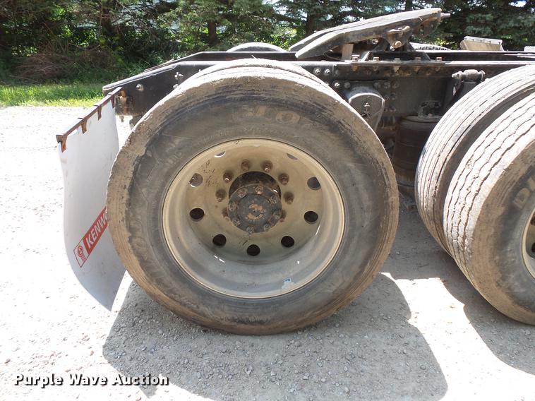 image for item DV9445 2005 Mack CXN613 semi truck