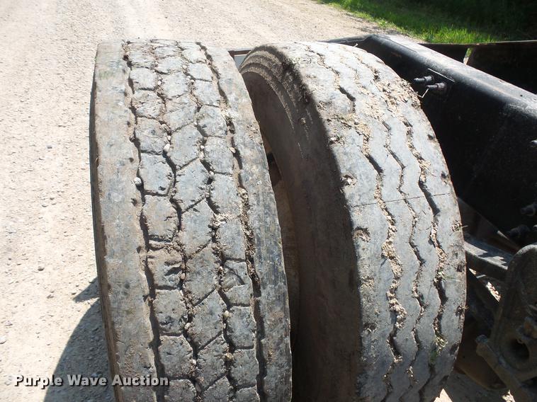 image for item DV9445 2005 Mack CXN613 semi truck