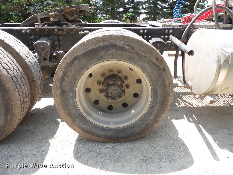 image for item DV9445 2005 Mack CXN613 semi truck