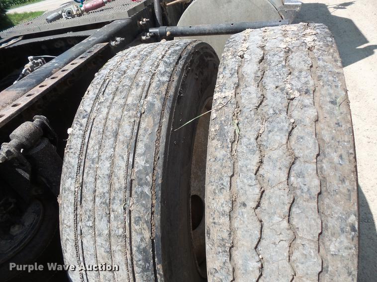 image for item DV9445 2005 Mack CXN613 semi truck