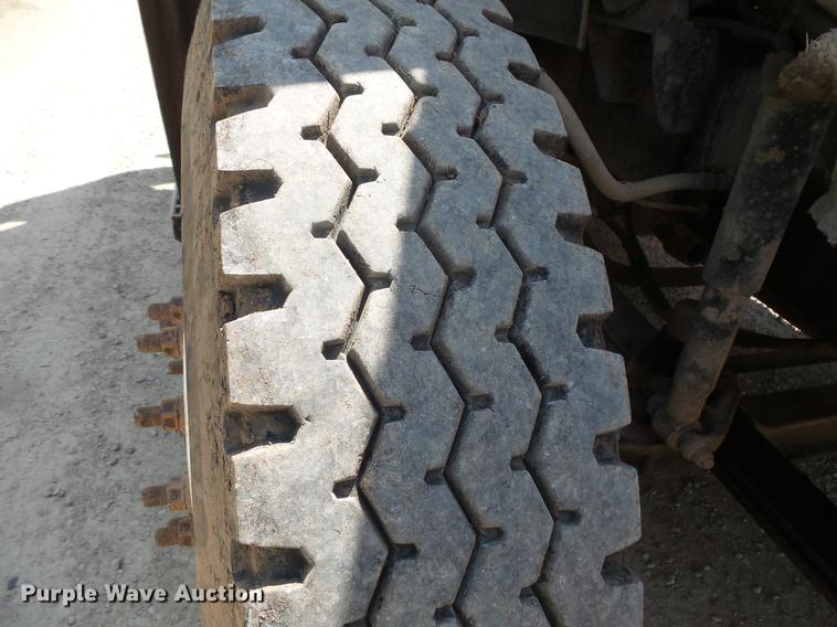 image for item DV9445 2005 Mack CXN613 semi truck