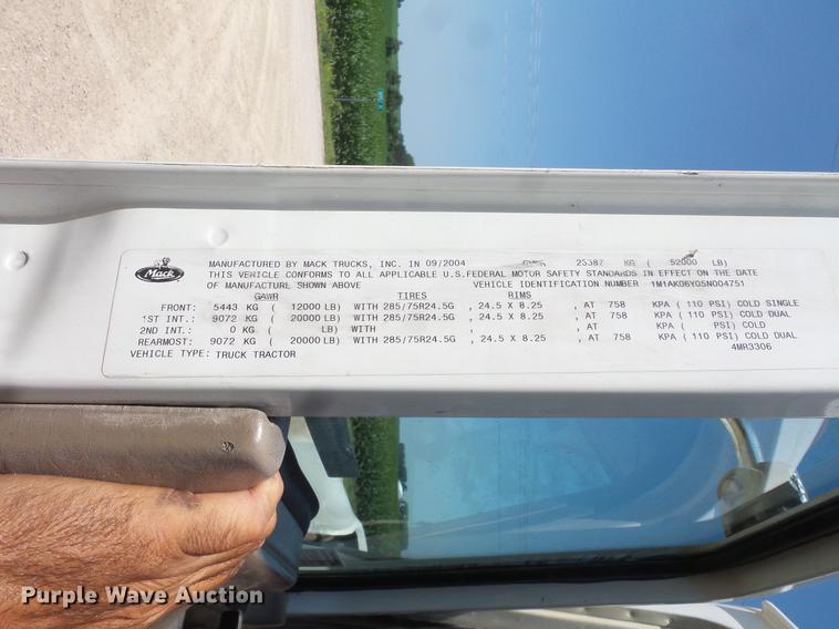 image for item DV9445 2005 Mack CXN613 semi truck