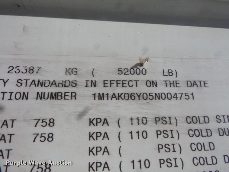 image for item DV9445 2005 Mack CXN613 semi truck