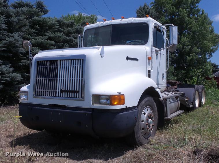 image for item DV9450 1995 International 9200 semi truck
