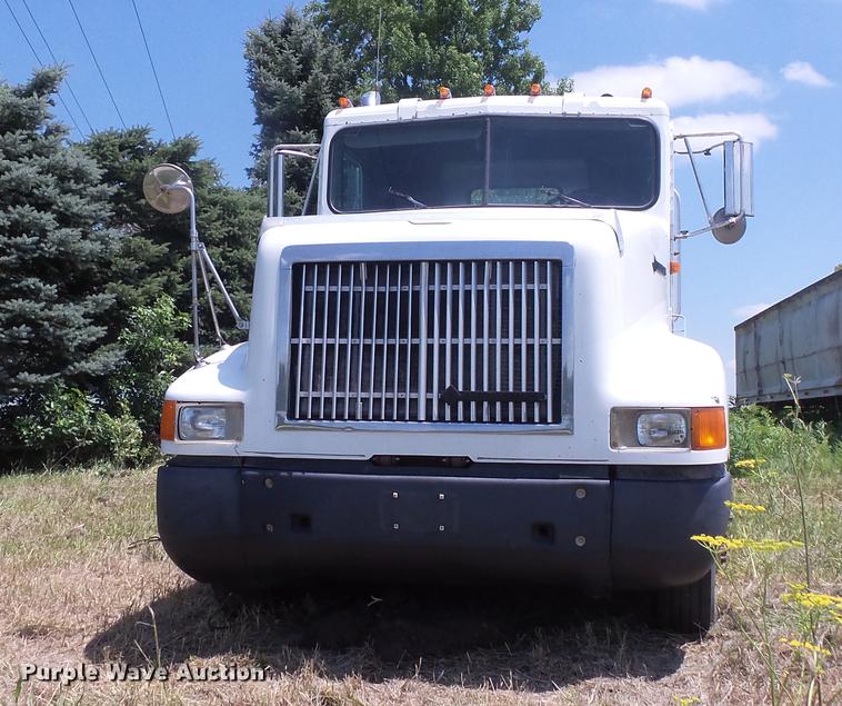 image for item DV9450 1995 International 9200 semi truck