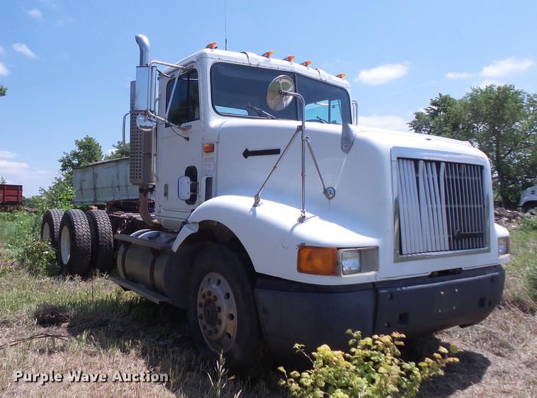 image for item DV9450 1995 International 9200 semi truck