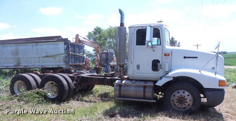 image for item DV9450 1995 International 9200 semi truck