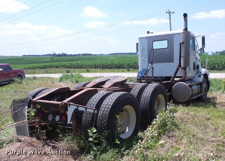 image for item DV9450 1995 International 9200 semi truck