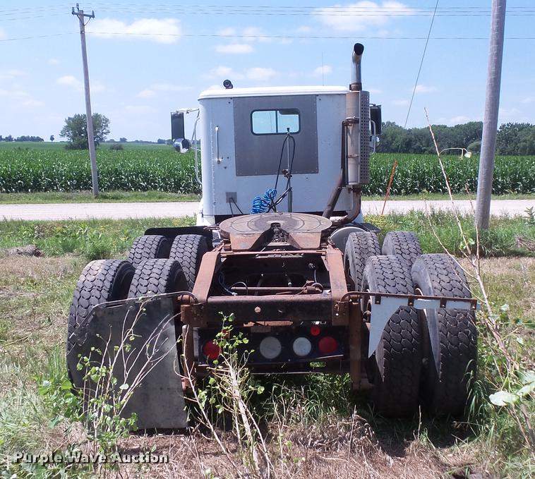 image for item DV9450 1995 International 9200 semi truck