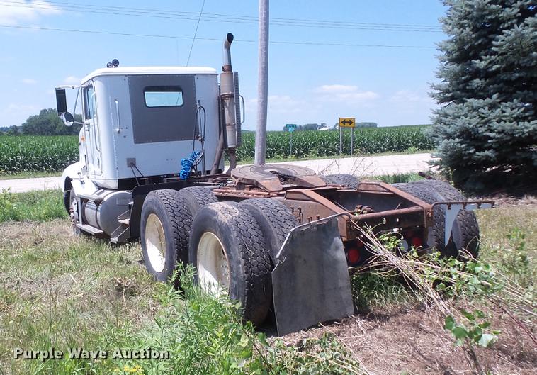 image for item DV9450 1995 International 9200 semi truck