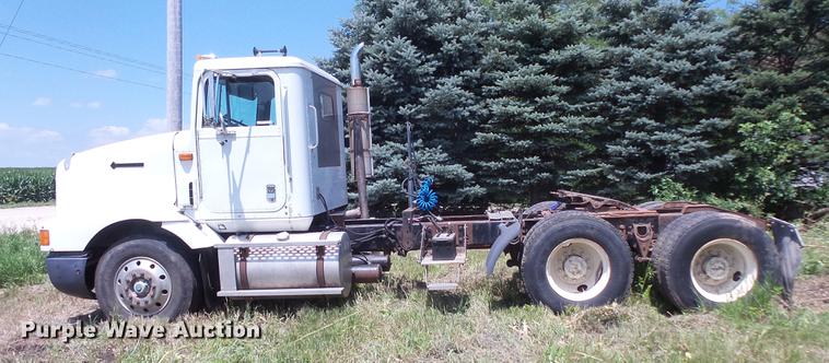 image for item DV9450 1995 International 9200 semi truck