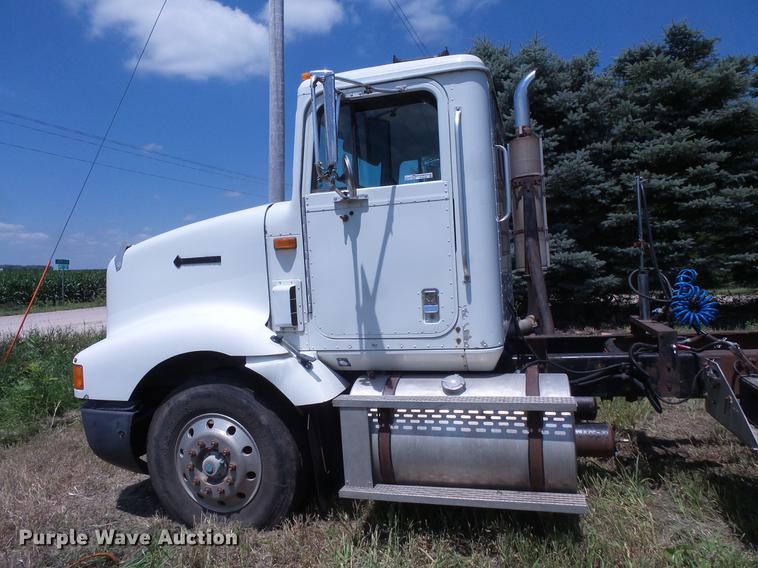 image for item DV9450 1995 International 9200 semi truck