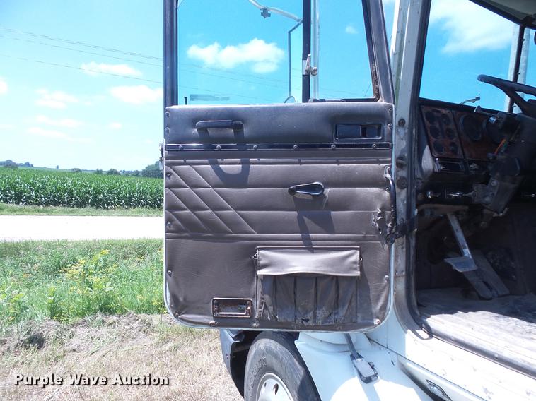 image for item DV9450 1995 International 9200 semi truck