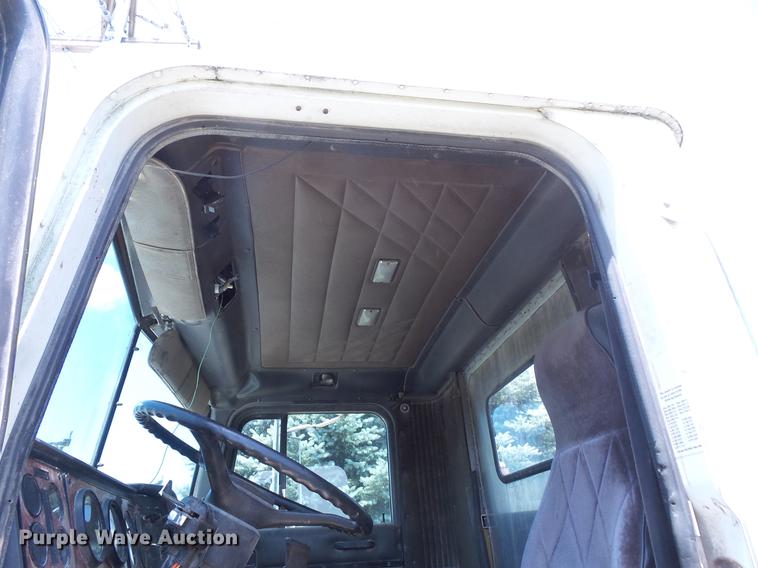 image for item DV9450 1995 International 9200 semi truck