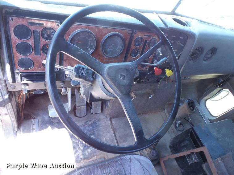 image for item DV9450 1995 International 9200 semi truck