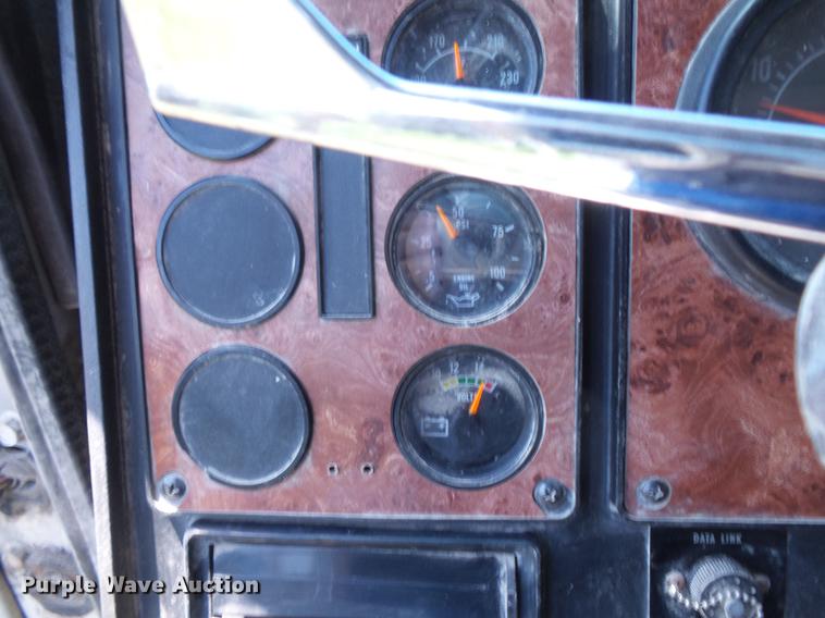 image for item DV9450 1995 International 9200 semi truck