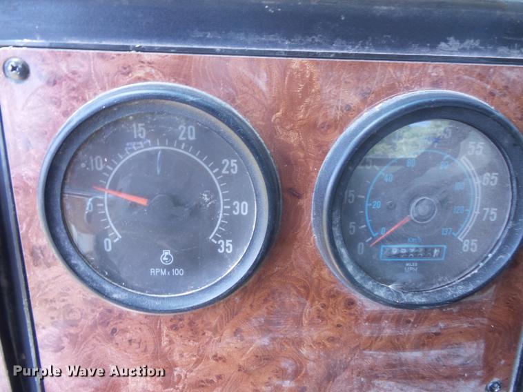 image for item DV9450 1995 International 9200 semi truck