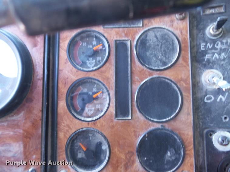 image for item DV9450 1995 International 9200 semi truck