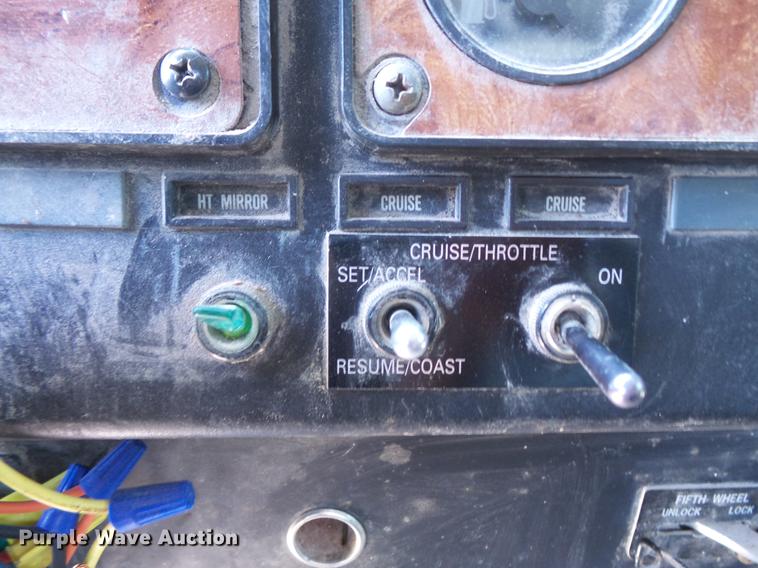 image for item DV9450 1995 International 9200 semi truck