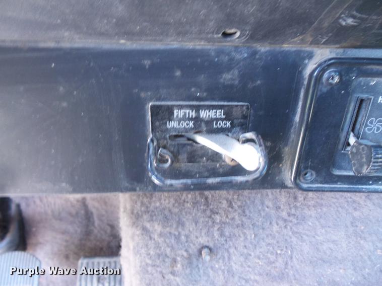 image for item DV9450 1995 International 9200 semi truck