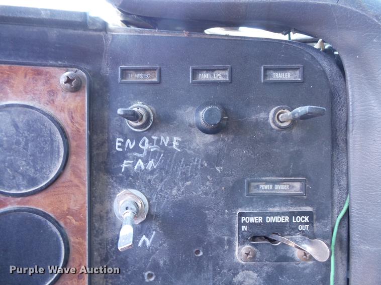 image for item DV9450 1995 International 9200 semi truck