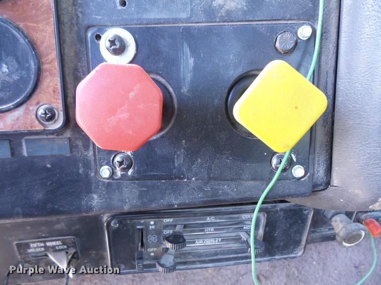 image for item DV9450 1995 International 9200 semi truck