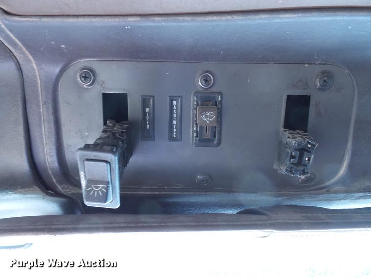 image for item DV9450 1995 International 9200 semi truck