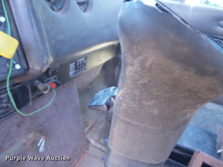 image for item DV9450 1995 International 9200 semi truck