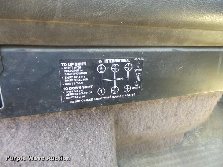 image for item DV9450 1995 International 9200 semi truck