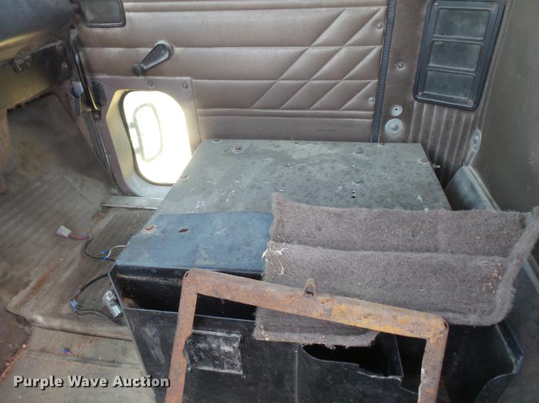 image for item DV9450 1995 International 9200 semi truck