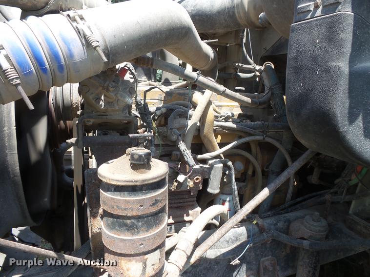 image for item DV9450 1995 International 9200 semi truck