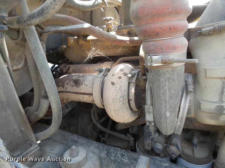 image for item DV9450 1995 International 9200 semi truck