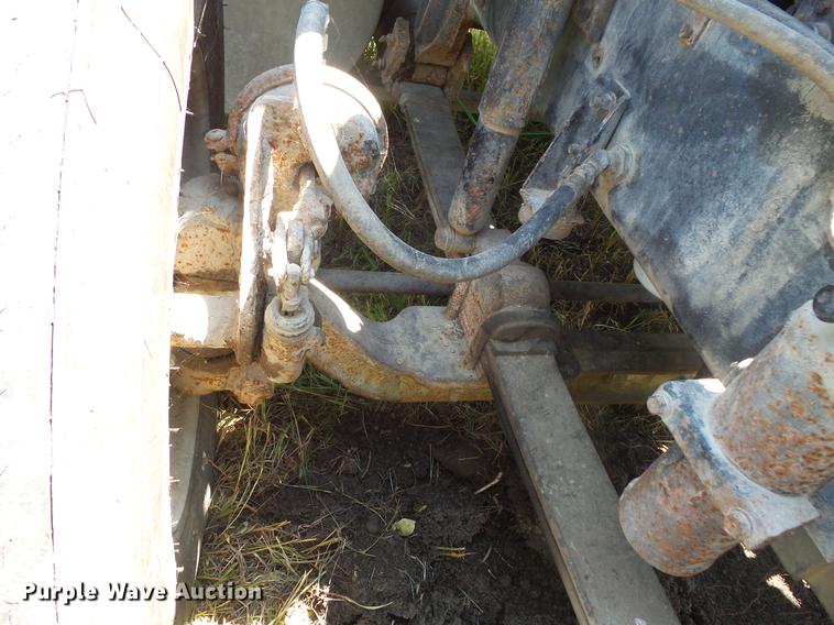 image for item DV9450 1995 International 9200 semi truck