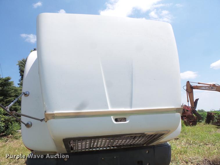 image for item DV9450 1995 International 9200 semi truck